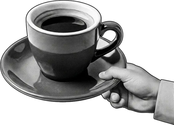 Una mano regge una tazzina di caffè scura sul piattino